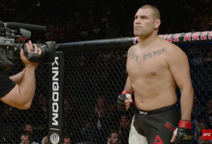 Ex-campeão do UFC, Cain Velásquez afirma não ter adversários em mente e prioriza nova fase da vida após problemas judiciais (Foto: Reprodução/UFC)