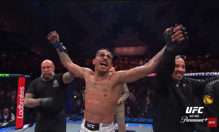 Carlos Prates deu show na luta principal do UFC Perth, no último sábado (2), e nocauteou o ex-campeão Jack Della Maddalena de forma espetacular (Foto: Reprodução/UFC)
