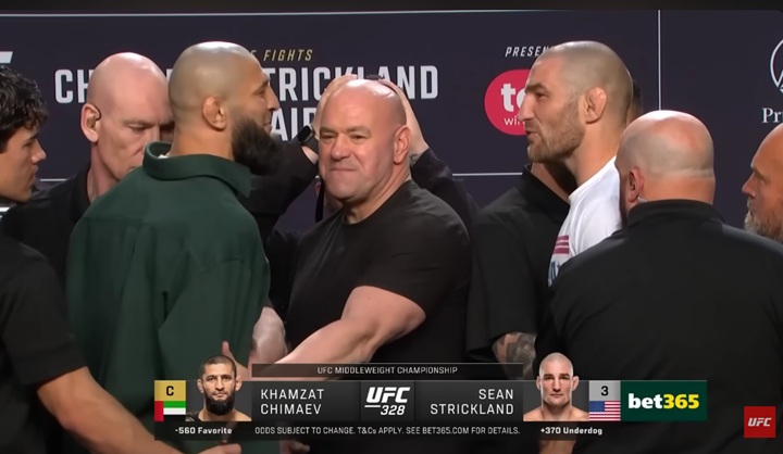 Khamzat Chimaev e Sean Strickland fizeram encarada tensa durante coletiva de imprensa antes do UFC 328, que acontece neste sábado (Foto: Reprodução/UFC)