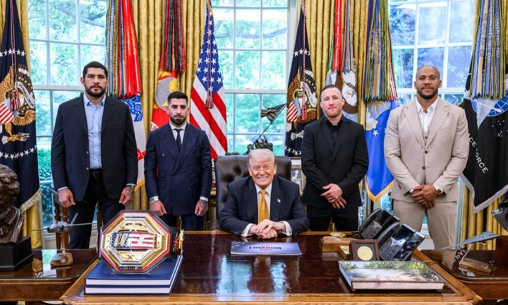 Donald Trump recebeu no Salão Oval da Casa Branca os lutadores que vão protagonizar as principais lutas do UFC Casa Branca, em junho (Foto: Divulgação/Casa Branca)