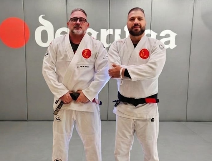 Glaucius Marques e Pedro Souza são faixas-preta e sócios na academia De La Riva Jardim Guanabara, na Ilha do Governador (RJ) (Foto: Reprodução)