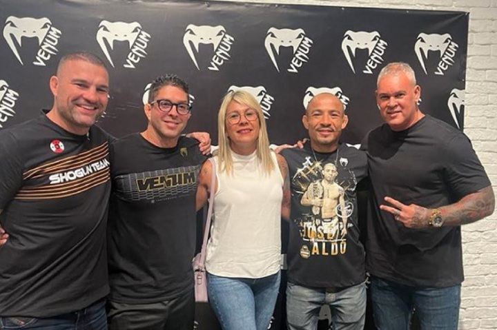 CEO do Iron Man MMA e sua esposa ao lado de André Vieira, da Venum, e a lendas Maurício Shogun e José Aldo (Foto: Divulgação)