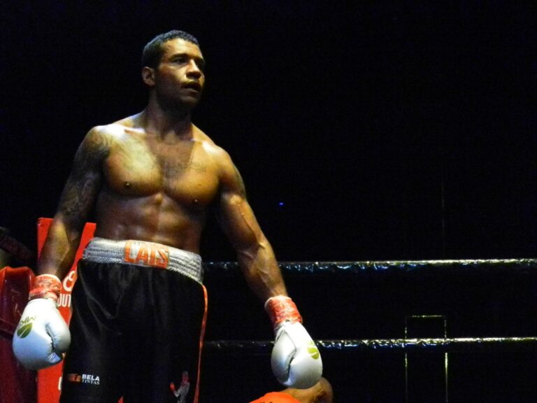 Nelbe Jacundino manteve cinturão do CNB na luta principal do Outboxing Fight Night 3 (Foto: Fernando Tucori)