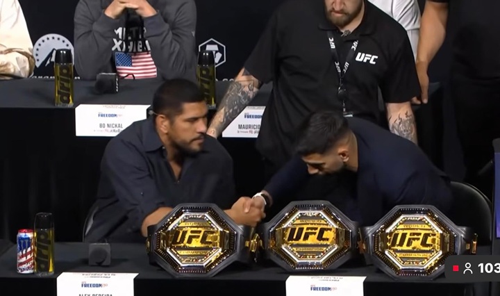 Ilia Topuria se irritou com as provocações de Josh Hokit direcionadas a Alex Poatan durante coletiva de imprensa para o UFC Casa Branca (Foto: Reprodução/UFC)