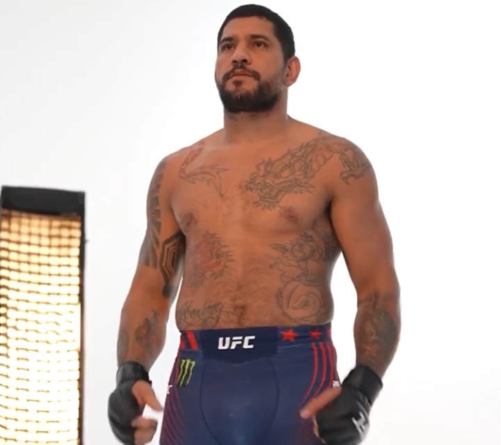 Alex Poatan já testou os unifomes personalizados que os atletas irão utilizar no histórico card do UFC Casa Branca, em junho (Foto: Reprodução/UFC)