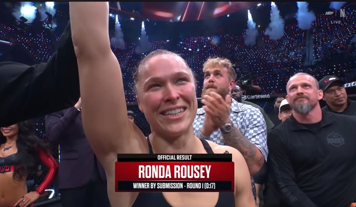 Após 10 anos sem lutar, Ronda Rousey precisou de apenas 10 segundos para finalizar Gina Carano em sem retorno ao MMA (Foto: Reprodução/YouTube/Netflix)