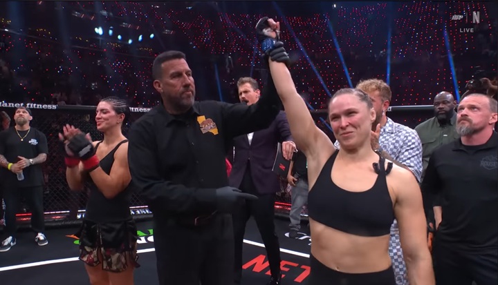 Evento de estreia da Netflix no MMA bateu recorde de audiência e teve pico durante a luta entre Ronda Rousey e Gina Carano (Foto: Reprodução/Netflix/YouTube)