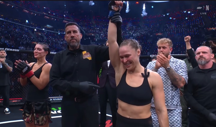 Após quase 10 anos sem lutar, Ronda Rousey precisou de apenas 15 segundos para finalizar Gina Carano em seu retorno ao MMA (Foto: Reprodução/YouTube)