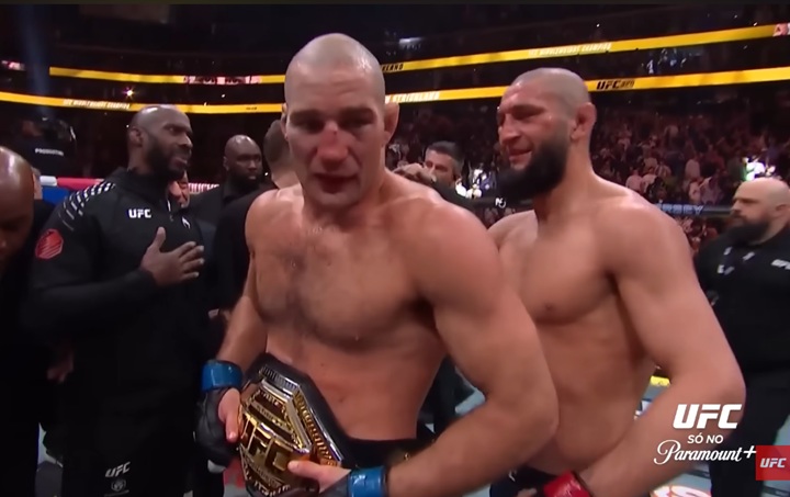 Khamzat Chimaev deu a entender que gostaria de uma revanche contra Sean Strickland após ser derrotado pelo americano e perder o cinturão dos médios (Foto: Reprodução/UFC)