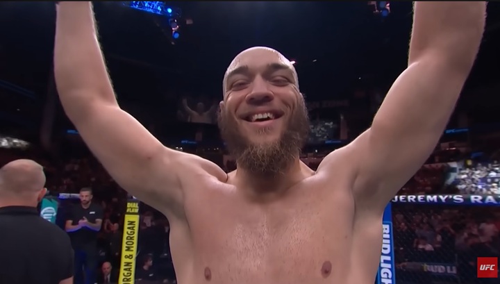 Embalado por quatro vitórias no UFC, Valter Walker preferiu seguir na Rússia, país onde treina e mora atualmente (Foto: Reprodução/UFC)