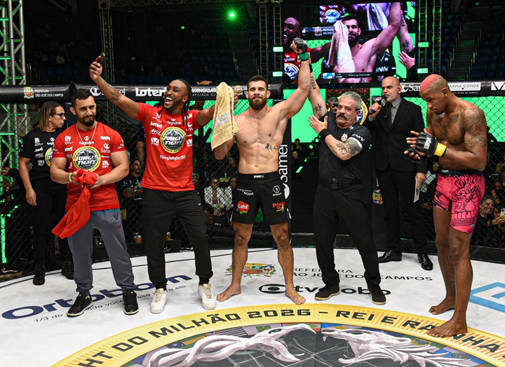 Oton Jasse precisou de apenas um minuto para finalizar o seu adversário no card do Jungle Fight 151 (Foto: Carlos Ventura)