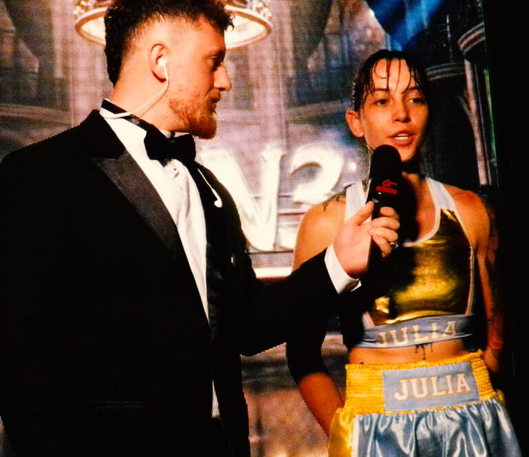 Julia Vitória elogiou tratamento do Outboxing Fight Night com atletas (Foto: Fernando Tucori)