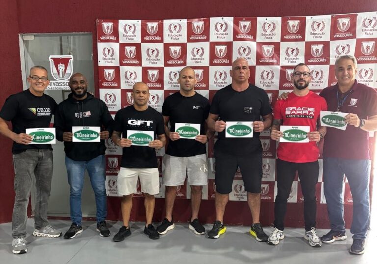 Professores que ganharam inscrições pelo incentivo do Mineirinho celebram Sul Fluminense International Cup (Foto: Divulgação)