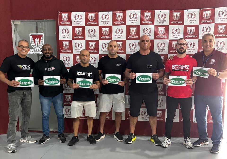 Professores que ganharam inscrições pelo incentivo do Mineirinho celebram Sul Fluminense International Cup (Foto: Divulgação)