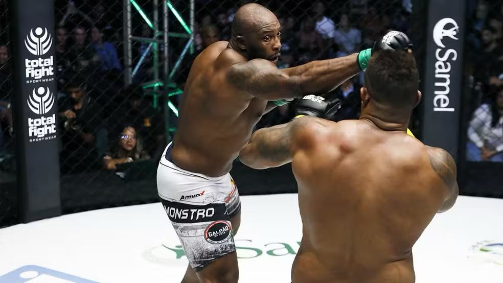 André Monstro defende cinturão na luta principal do Jungle Fight 152 (Foto: Hugo Elevaty Esportes)