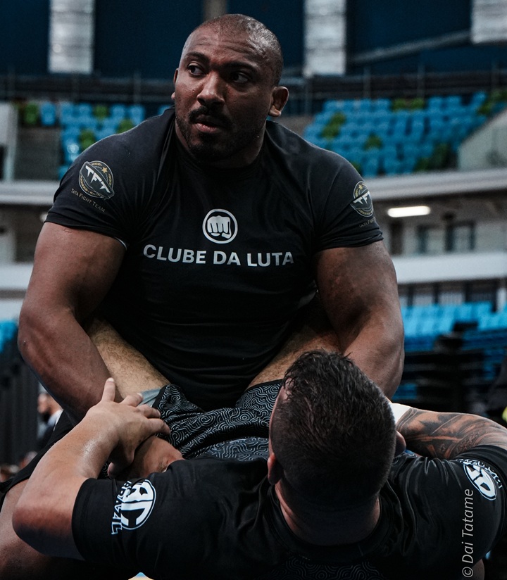 Pedro Bombom conquistou o título da categoria peso-pesadíssimo na disputa do Brasileiro Sem Kimono da CBJJ, no último final de semana (Foto: Dai Bueno)