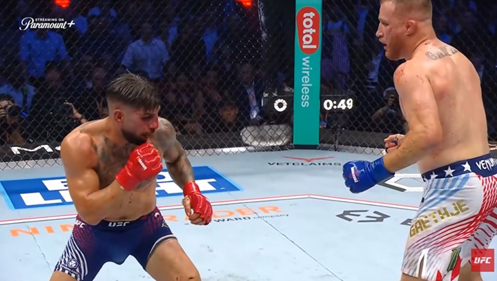 Ilia Topuria segue em recuperação após sofrer múltiplas fraturas diante de Justin Gaethje e já projeta revanche (Foto: Reprodução/UFC)