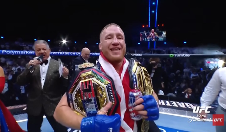 Justin Gaethje faturou recompensas por "Luta da Noite" e "Performance da Noite" após vitória sobre Ilia Topuria; Ciryl Gane e brasileiros também foram premiados (Foto: Reprodução/UFC)