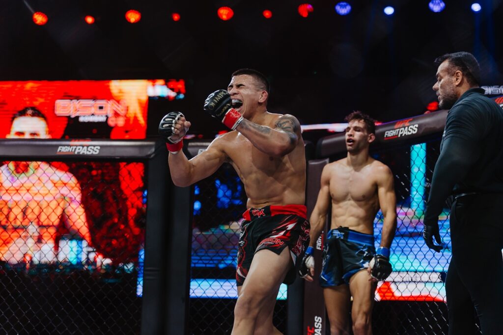 Vitória no Bison Kombat 8 foi comemorada pelo jovem lutador (Foto: Divulgação)