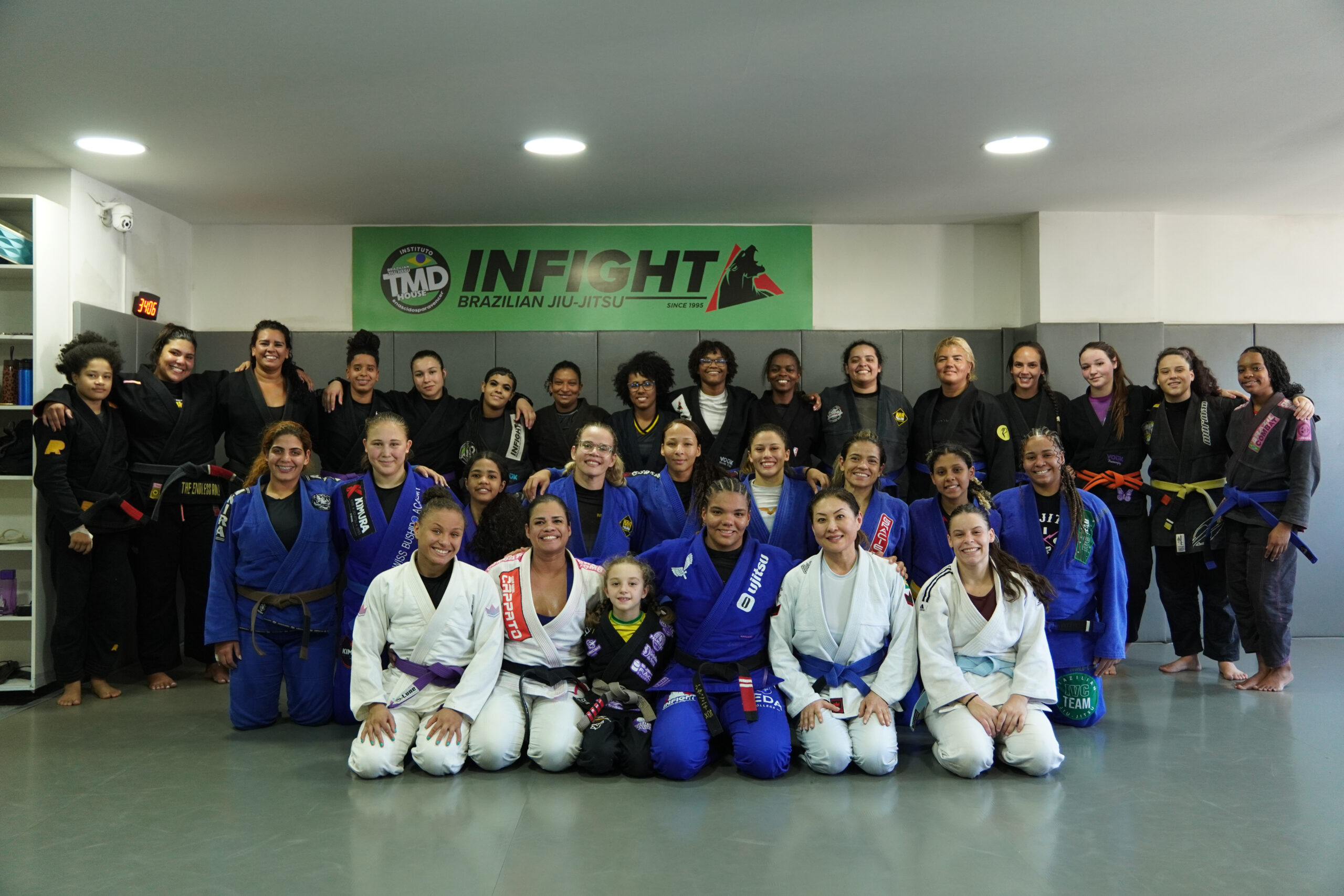 Maior nome do Jiu-Jitsu na atualidade e dona de 12 títulos mundiais na faixa-preta, Gabi Pessanha tem ampliado sua atuação para além das competições. Entre um compromisso e outro no circuito internacional, a atleta vem promovendo seminários e treinões exclusivos para mulheres, reforçando seu compromisso com o crescimento do arte suave e inspirando cada vez mais meninas e mulheres a ocuparem seu espaço nos tatames. Um dos encontros mais marcantes aconteceu na sede da TMD House, na Cidade de Deus, Zona Oeste do Rio de Janeiro, neste mês de julho. O treinão reuniu participantes de diferentes estados e até de outros países, promovendo não apenas aprendizado técnico, mas também uma mudança de percepção sobre a comunidade: "Foi muito bom não só para as meninas se conectarem comigo, mas principalmente para mostrar uma Cidade de Deus que muitas vezes não aparece na televisão. Vieram pessoas que tinham receio de conhecer o lugar e foi um dia de bastante aprendizado, bastante troca. Foi muito gratificante", destacou a multicampeã. Acostumada a passar boa parte do ano dedicada aos treinos e às principais competições do calendário internacional, Gabi vê os seminários como um momento especial para estreitar a relação com quem acompanha sua trajetória: "É muito bom ter essa troca. A gente passa seis, sete meses treinando pesado e competindo direto. Então, olhar no olho das pessoas, ver o brilho de uma criança ou de outra atleta e sentir esse carinho de perto é completamente diferente. Eu prezo muito por isso", afirmou. Essa conexão tem um significado ainda maior porque Gabi já esteve do outro lado. Fã declarada da faixa-preta Monique Elias, ela sabe o quanto uma referência pode transformar sonhos: "Quando a Monique respondia um story meu, aquilo mudava o meu dia. Hoje viver esse papel de referência é muito gratificante, porque eu sei o impacto que isso pode ter na vida de outras pessoas, não só para quem quer competir, mas também para quem pratica Jiu-Jitsu por hobby e ama o esporte". Mesmo após alcançar a marca histórica de 12 títulos mundiais, Gabi admite que ainda não consegue medir a dimensão do legado que está construindo. Além das múltiplas conquistas, a faixa-preta segue consolidando um legado que vai além das medalhas. A cada seminário realizado, a campeã mundial compartilha conhecimento, aproxima mulheres do esporte e fortalece um movimento que amplia a presença feminina nos tatames, reafirmando seu papel como a principal referência e impulsionadora do Jiu-Jitsu feminino na atualidade. "Às vezes eu não tenho noção do impacto que estamos causando na vida de outras meninas, atletas e crianças. Antes eu era fã de grandes atletas e hoje estou nesse papel de referência. Eu sempre quis conquistar muitos títulos e levantar a bandeira do Jiu-Jitsu feminino, mas confesso que tudo o que estou vivendo é muito maior do que eu imaginei".