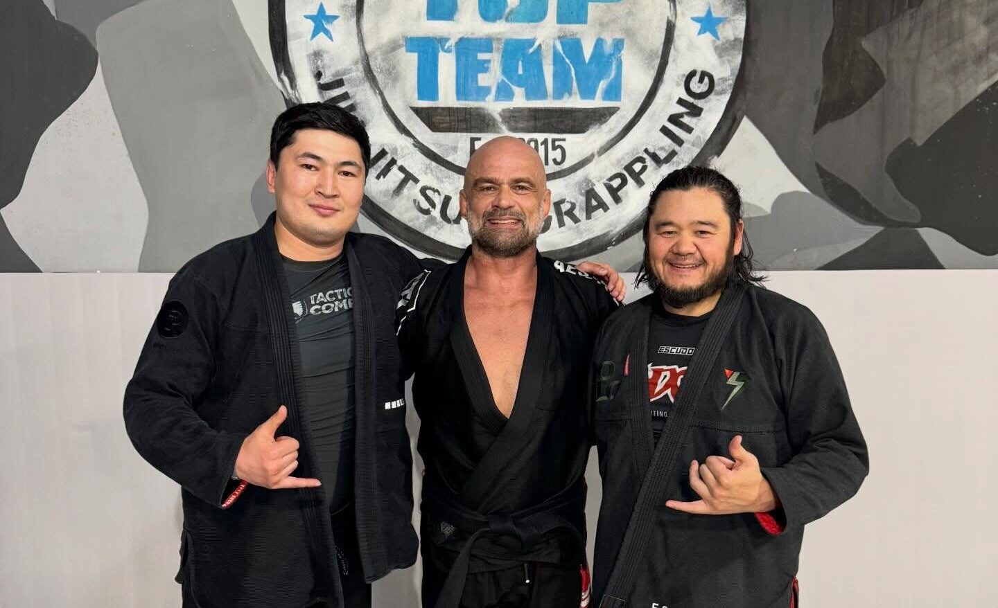 Nursultan Orynbassarov, à esquerda, durante visita de Juliano Ninja ao Cazaquistão (Foto: Reprodução)