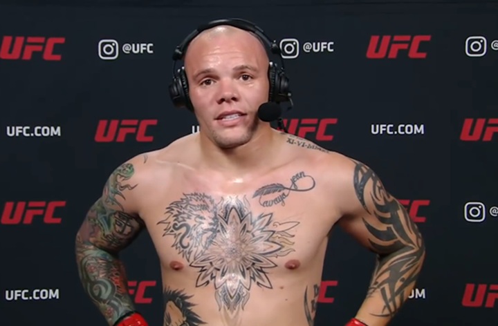 Documentos divulgados pela Promotoria apontam novas acusações contra Anthony Smith, que responderá ao processo em liberdade provisória (Foto: Reprodução/UFC)