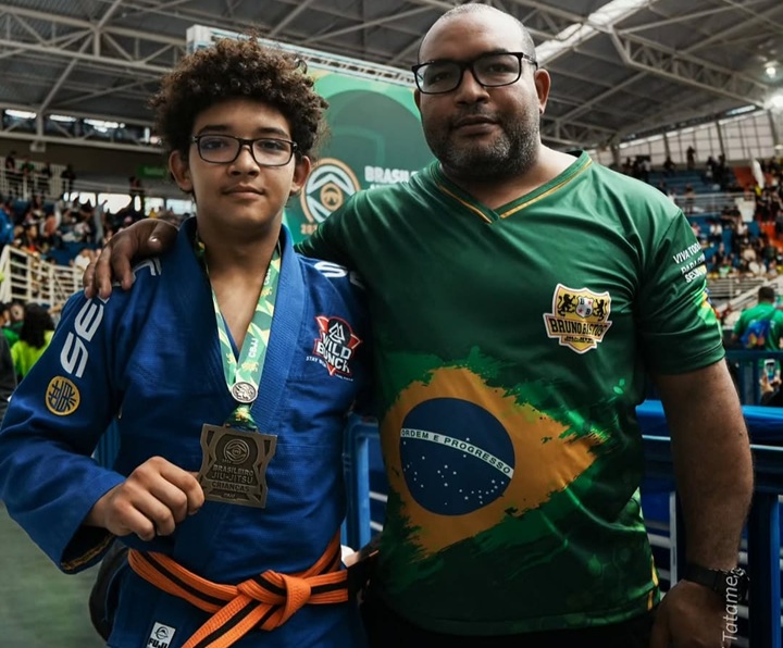 Bruno Bastos com o filho João Bastos no Brasileiro de Jiu-Jitsu Kids (Foto: Dai Bueno)