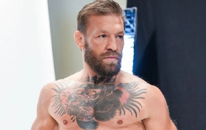 Adesanya analisou imagens da entrada de McGregor e afirmou ter percebido sinais de limitação antes da luta contra Max Holloway (Foto: Reprodução/UFC)