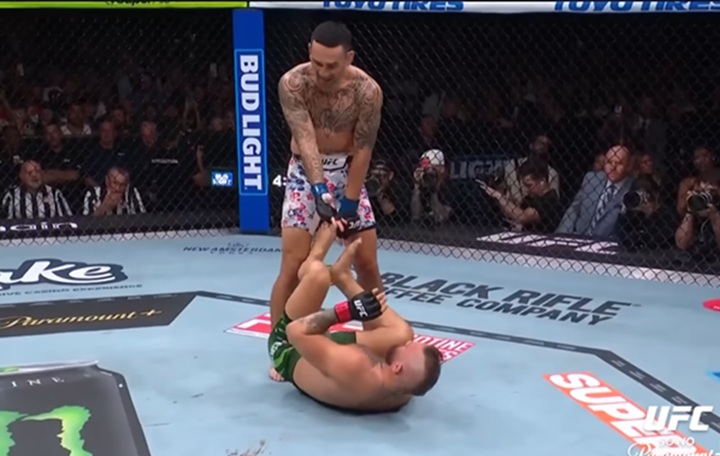 Holloway relata diálogo inusitado com McGregor após grave lesão no joelho e diz que percebeu comportamento diferente do rival antes da luta (Foto: Reprodução/UFC)