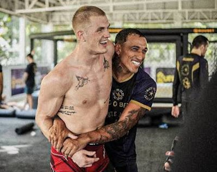 Islam Makhachev relembrou finalização sobre o brasileiro ao comentar a participação de Charles na preparação de Ian Garry (Foto: Reprodução/Instagram)