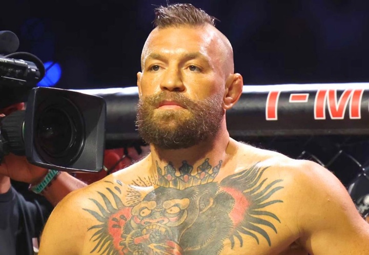 McGregor sofreu lesão no joelho no início da luta contra Max Holloway e prometeu retornar ao octógono após longo processo de recuperação (Foto: Reprodução/UFC)