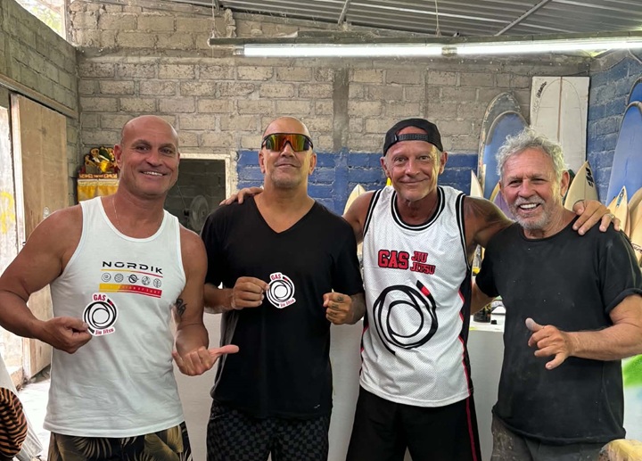 Professor Luiz Dias com faixas-pretas brasileiros em Bali (Foto: Reprodução)