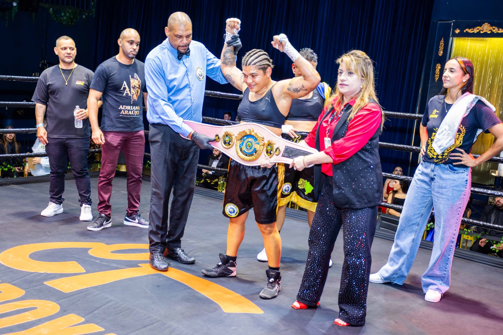 Agora campeã brasileira, Adriana brilhou no Outboxing Fight Night 4 (Foto: Priscila Tessarini)
