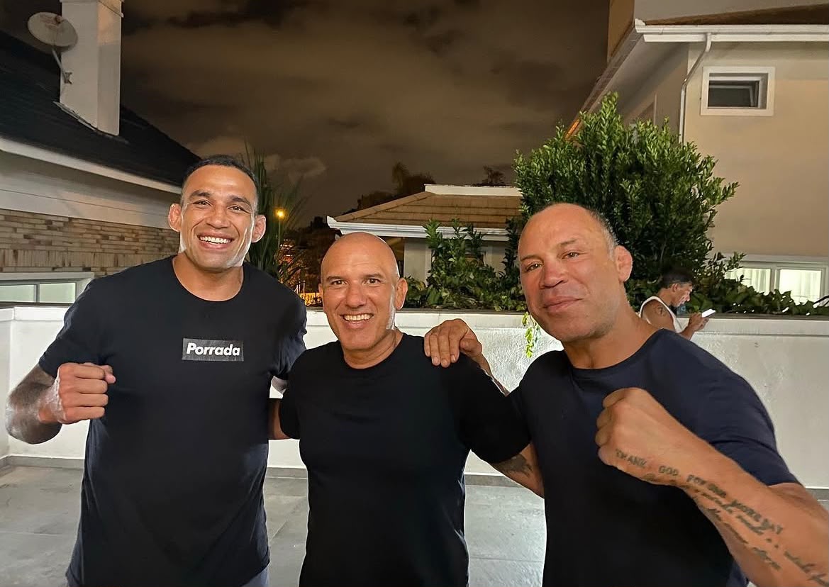 Fabiano Doca (ao centro) com as lendas Fabrício Werdum e Wanderlei Silva (Foto: Divulgação)