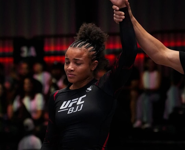 Cássia Moura finalizou e garantiu vaga na final do GP dos moscas do UFC BJJ (Foto: Dai Bueno)