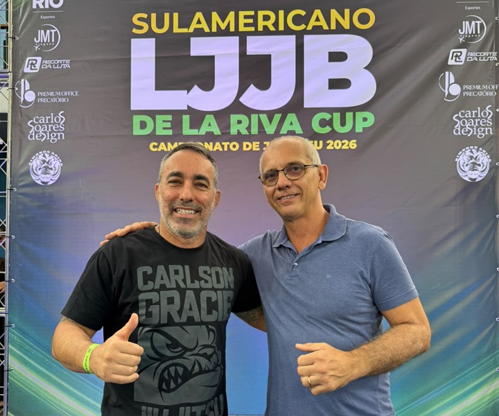 Lenda do Jiu-Jitsu Ricardo De La Riva (à dir) foi homenageado durante o Sul-Americano, torneio que levou seu nome (Foto: Dani Pimenta/Carlos Targino)