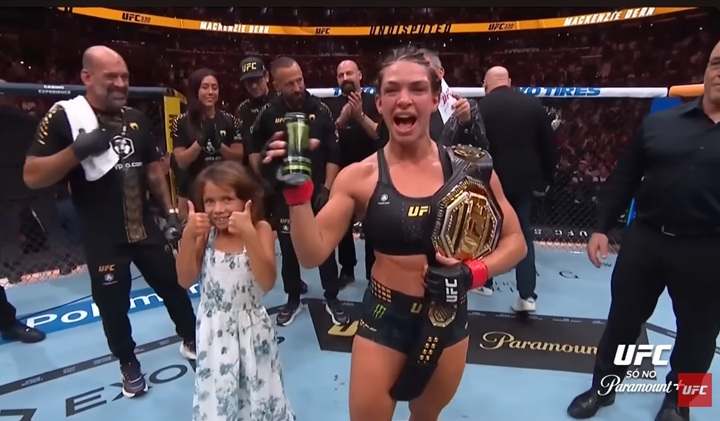 Após defender o cinturão contra Gillian Robertson, Mackenzie Dern projeta futuro do peso-palha e lista três nomes no radar (Foto: Reprodução/UFC)