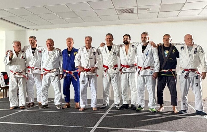 Murilo Bustamante recebeu homenagem cercado por ícones de diferentes gerações e academias, reforçando o legado construído em quase quatro décadas de faixa-preta (Foto: Ana Clara Pitombo)