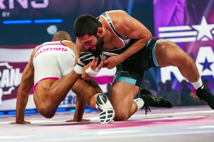 Khamzat Chimaev voltou a levar a melhor sobre o brasileiro Gilbert Durinho, dessa vez no Wrestling (Foto: Reprodução/RAF)