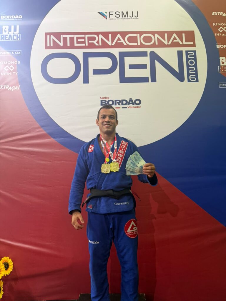 Campeões do absoluto levaram título e prêmio em dinheiro pra casa (Foto: Divulgação)
