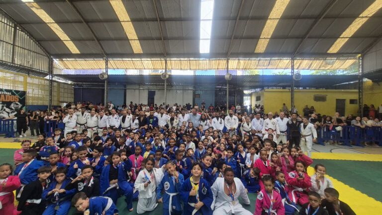 Festival Aliados Jiu-Jitsu reuniu jovens de diferentes projetos sociais em uma grande confraternização (Foto: Divulgação)