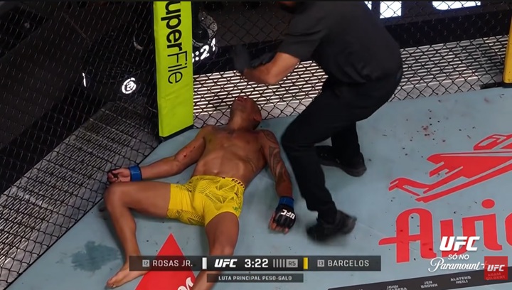 Glover Teixeira afirma que exames apontaram edema cerebral associado a trauma craniano; Raoni Barcelos recebeu alta hospitalar após passar por observação (Foto: Reprodução/UFC)