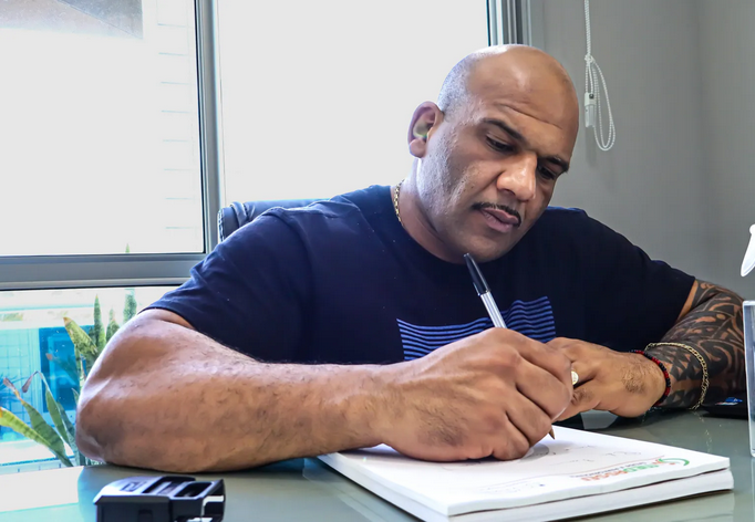 Antônio Assef, o Dr. Porrada, vai fazer um mês especial em sua clínica (Foto: Hugo Nascimento)